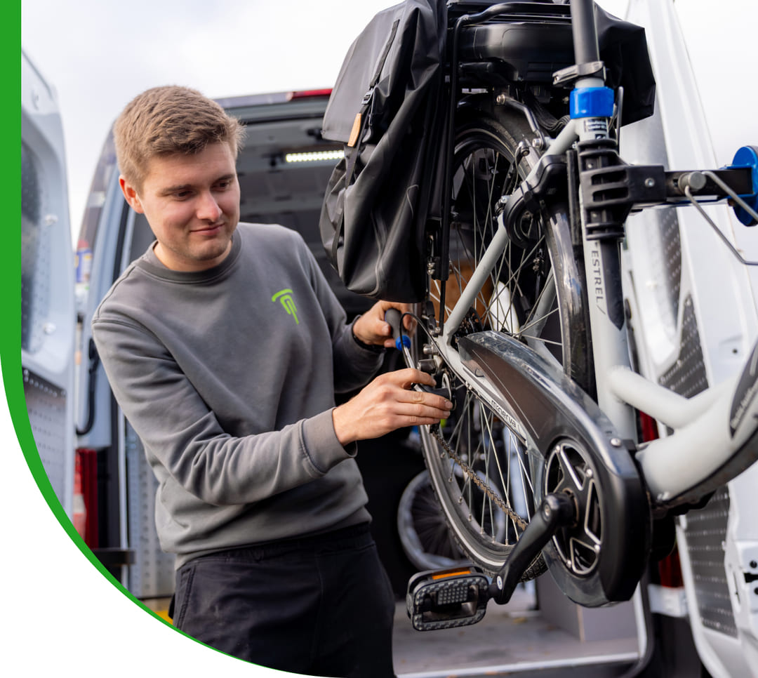 Fietsenmaker aan huis van VeloSup voert een mobiele fietsherstelling uit bij een klant